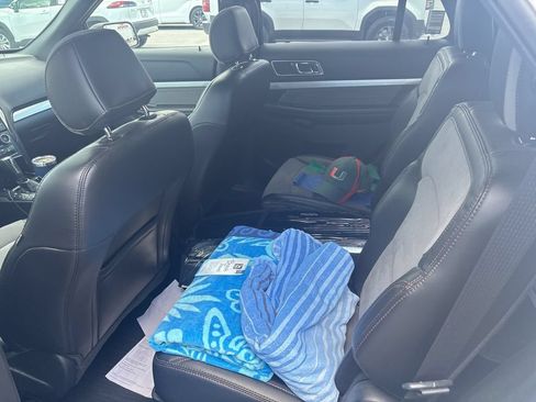 Used 2017 Ford Explorer XLT w/ Equipment Group 202A FWD image 5