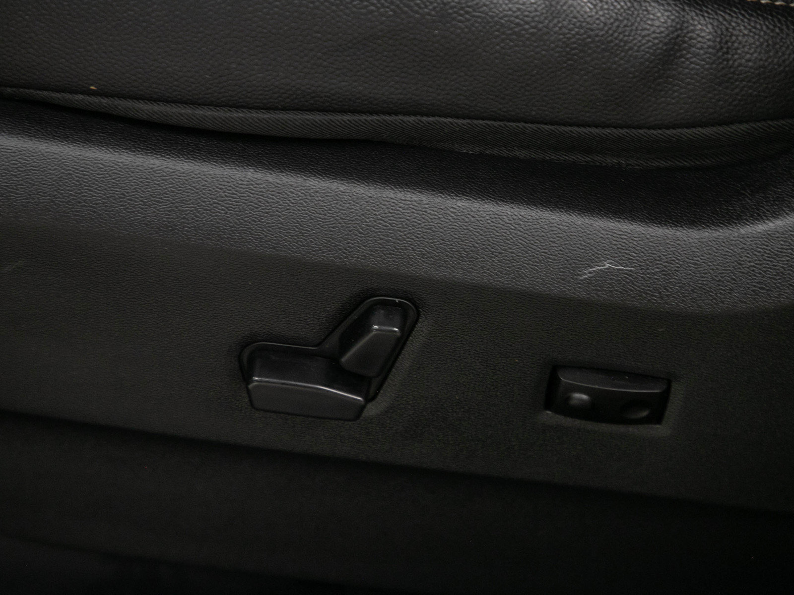 Used 2013 Chrysler Town & Country Touring FWD image 26