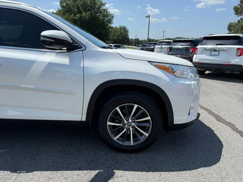 Used 2019 Toyota Highlander XLE AWD/4WD image 43