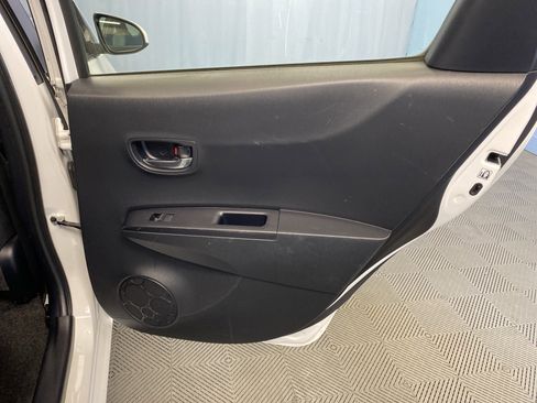 Used 2012 Toyota Yaris 4-Door Hatchback image 34