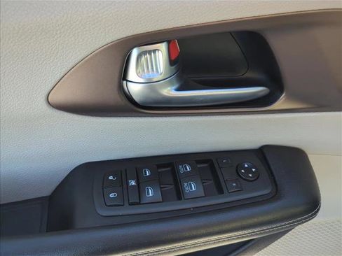 Used 2021 Chrysler Voyager Lxi image 8