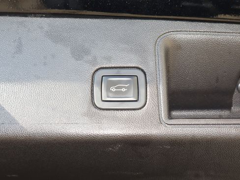 Used 2024 GMC Terrain SLT image 21