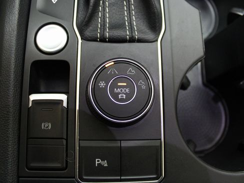 Used 2021 Volkswagen Atlas SE image 38