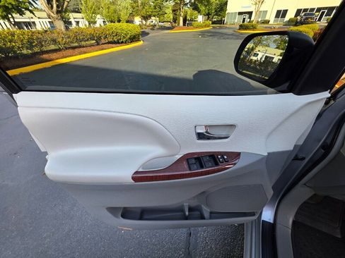 Used 2014 Toyota Sienna XLE image 37