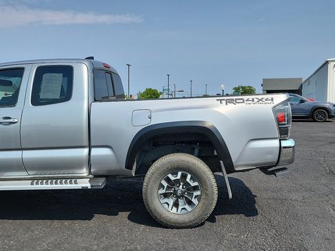 Used 2017 Toyota Tacoma TRD Off-Road w/ Tow Package AWD/4WD image 9