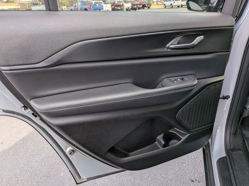 Used 2023 Jeep Grand Cherokee L Laredo image 29