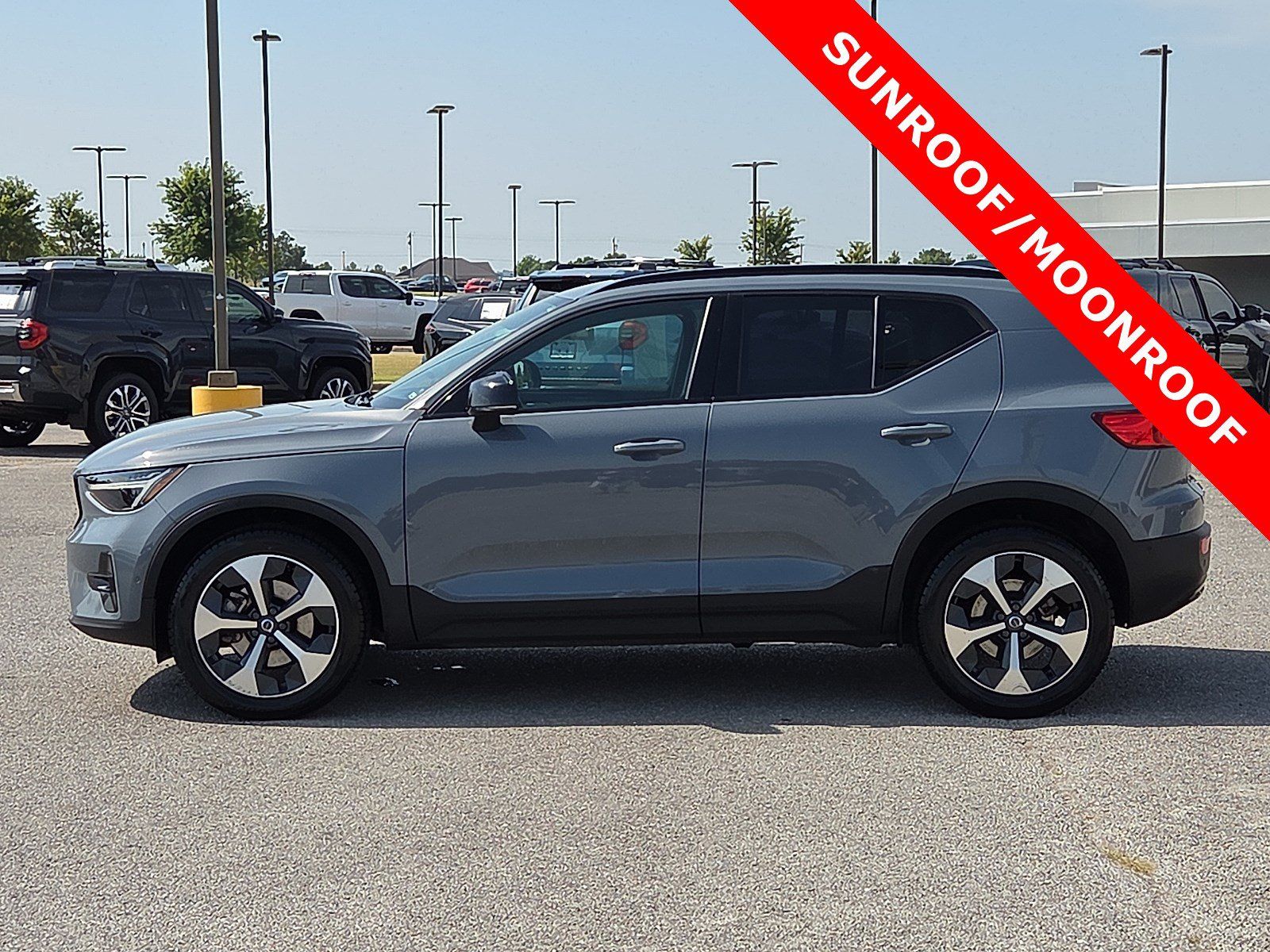 Used 2023 Volvo XC40 B4 Ultimate FWD image 3