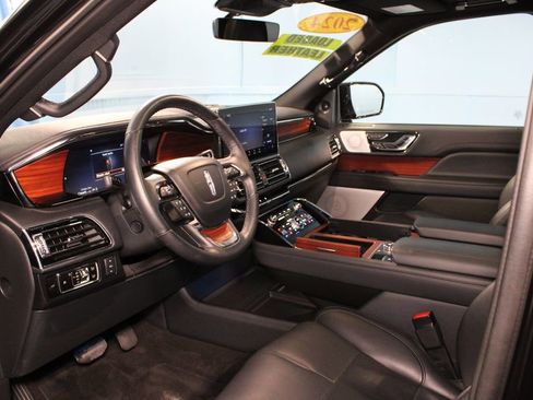 Used 2024 Lincoln Navigator L Reserve image 2
