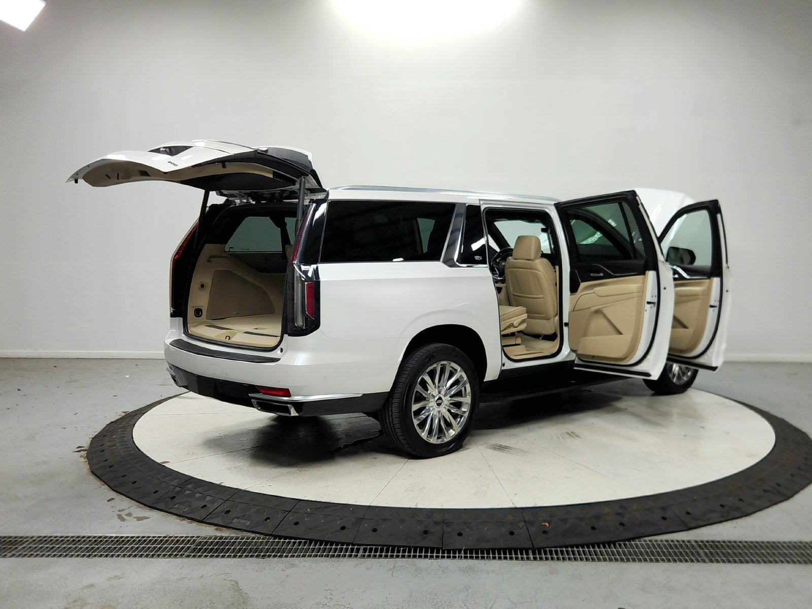 Used 2021 Cadillac Escalade ESV Premium Luxury AWD/4WD image 16