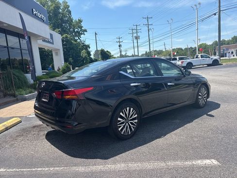 Used 2025 Nissan Altima 2.5 SV FWD image 3