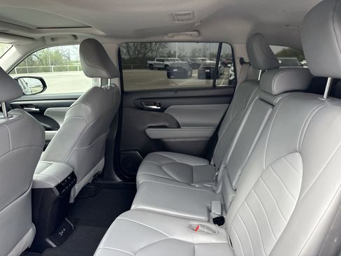 Used 2023 Toyota Highlander XLE image 25