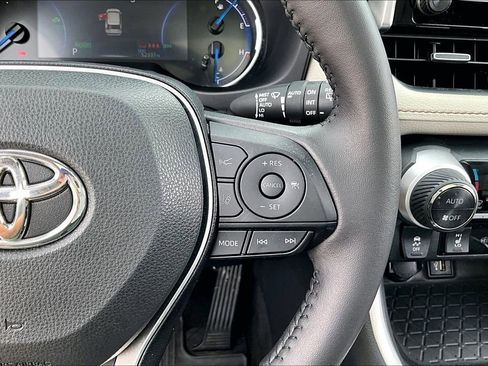 Used 2023 Toyota RAV4 XLE Premium image 12