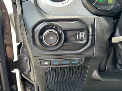 Used 2025 Jeep Wrangler Sahara image 21