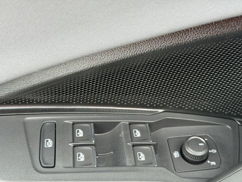 New 2026 Volkswagen Tiguan SE image 18