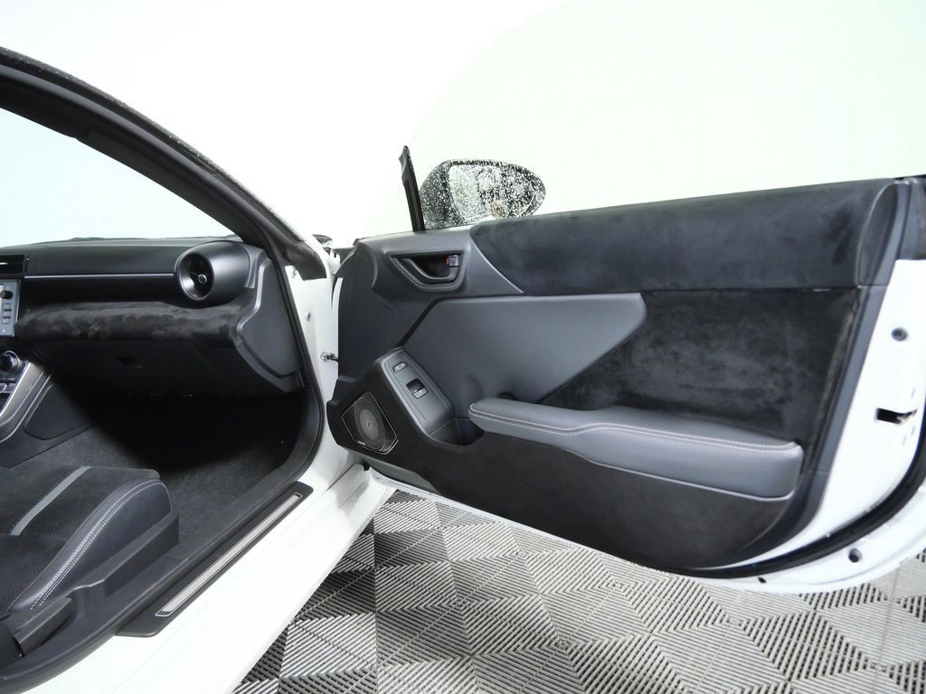Used 2025 Toyota GR86 Premium w/ ALL Weather Mat Package (TMS) RWD image 9