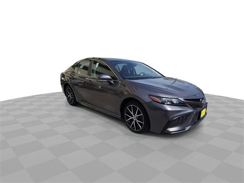 Used 2022 Toyota Camry SE image 2