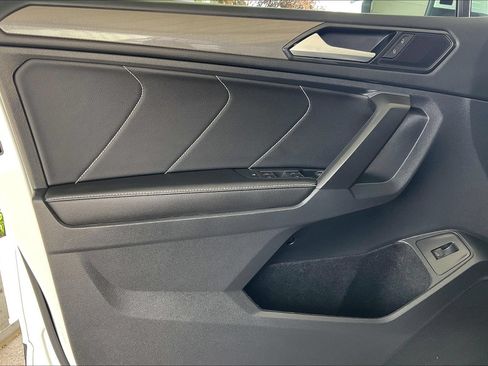 Used 2022 Volkswagen Tiguan SE AWD/4WD image 17