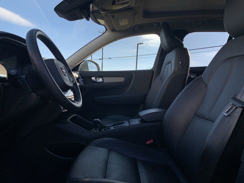 Used 2025 Volvo XC40 B5 Core image 16