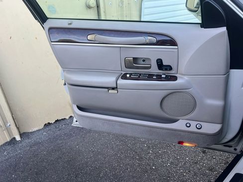Used 2007 Lincoln Town Car Signature RWD image 5