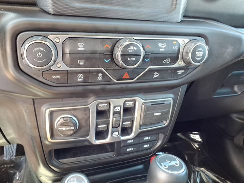 Used 2018 Jeep Wrangler Unlimited Sahara w/ Dual Top Group AWD/4WD image 13