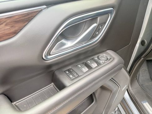 Used 2022 Chevrolet Tahoe Z71 w/ Luxury Package AWD/4WD image 19