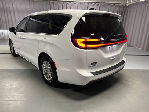 Used 2024 Chrysler Pacifica Touring-L FWD image 5