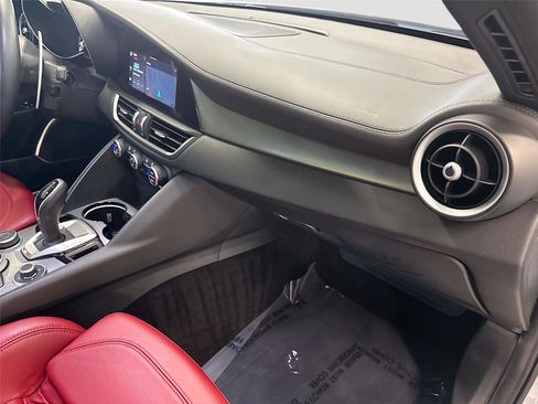 Used 2022 Alfa Romeo Giulia Veloce RWD image 30