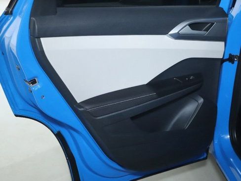 Used 2025 Volkswagen Taos SE image 13