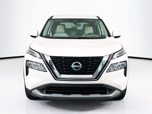 Used 2023 Nissan Rogue SV image 2