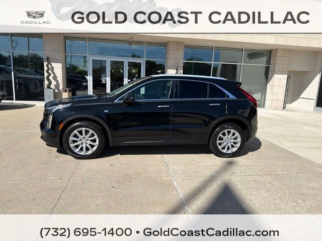 Used 2019 Cadillac XT4 Luxury w/ Cold Weather Package FWD image 2
