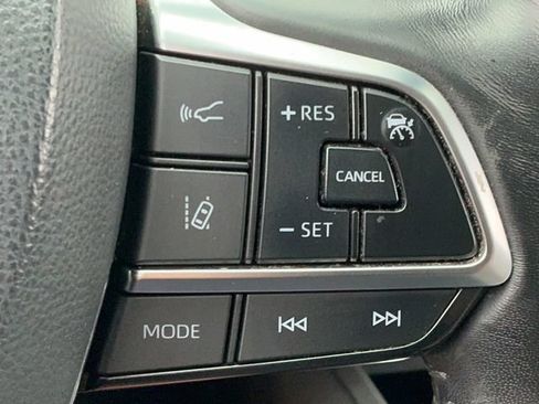 Used 2020 Toyota Highlander XLE AWD/4WD image 25