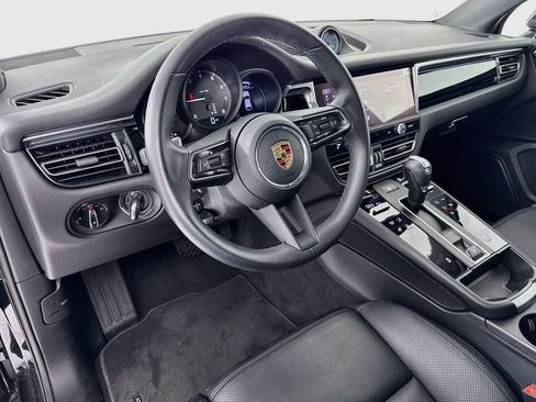 Certified 2025 Porsche Macan AWD/4WD image 4