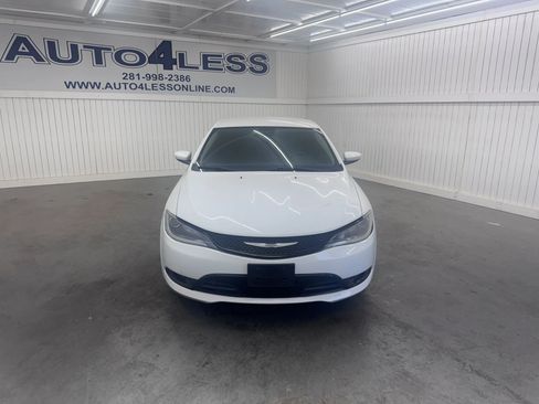 Used 2015 Chrysler 200 Limited w/ Convenience Group image 2