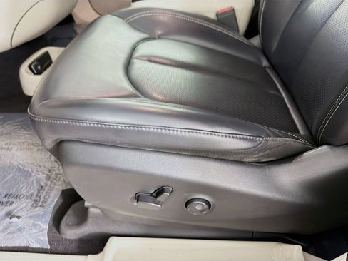 Used 2023 Chrysler Pacifica Touring-L FWD image 24