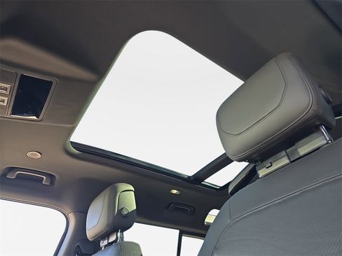 Used 2023 Land Rover Defender 110 X image 30