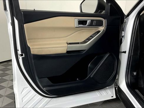 Used 2022 Ford Explorer XLT image 24