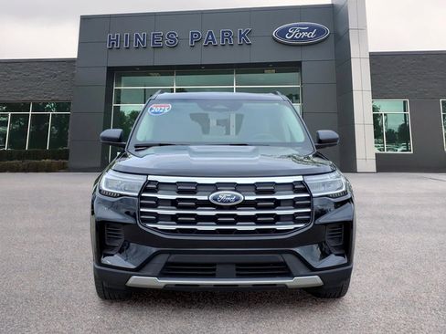 Used 2025 Ford Explorer Active AWD/4WD image 2