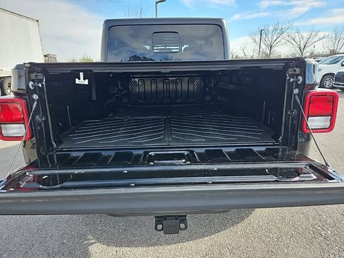Used 2023 Jeep Gladiator Sport image 7