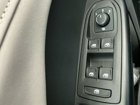 Certified 2025 Volkswagen Taos SE w/ Panoramic Sunroof Package AWD/4WD image 23