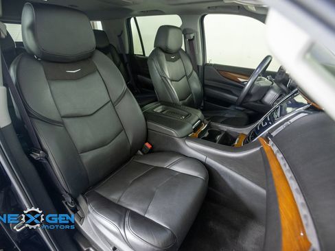 Used 2017 Cadillac Escalade Luxury AWD/4WD image 45