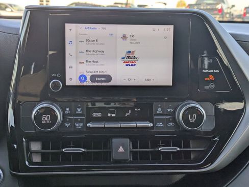 Used 2023 Toyota Highlander LE image 17