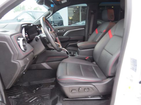 Used 2024 Chevrolet Colorado Z71 w/ Z71 Convenience Package 2 AWD/4WD image 16