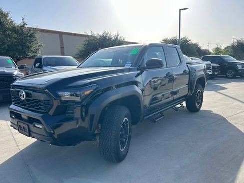 Certified 2024 Toyota Tacoma TRD Off-Road AWD/4WD image 5