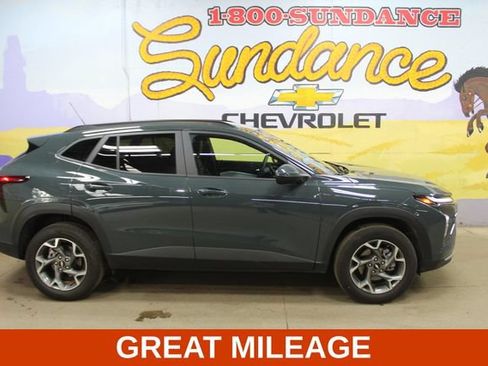 Used 2025 Chevrolet Trax LT FWD image 1