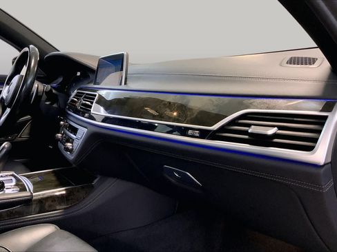 Used 2022 BMW 750i xDrive w/ Luxury Rear Seating Package AWD/4WD image 18