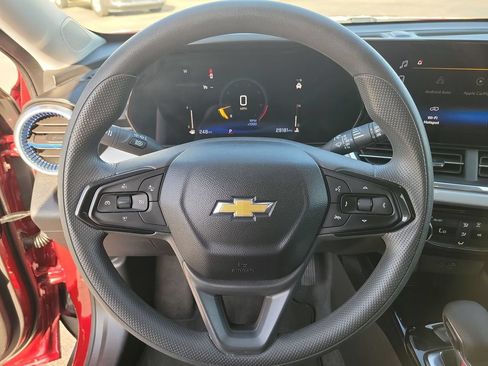 Used 2025 Chevrolet Trax LT FWD image 21