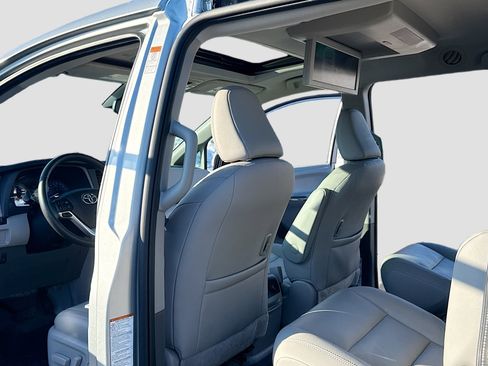 Used 2020 Toyota Sienna XLE image 6
