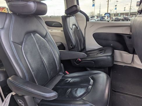 Used 2021 Chrysler Pacifica Touring-L image 31
