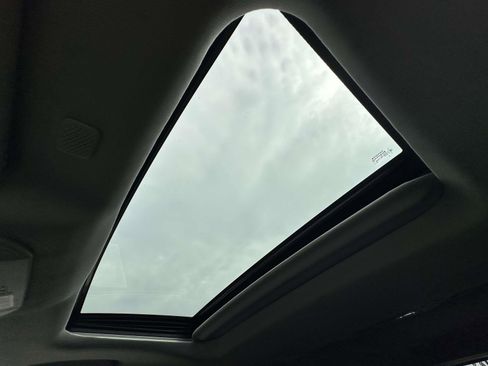 Used 2022 Toyota Highlander XLE image 29