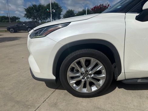 Used 2020 Toyota Highlander Limited FWD image 2